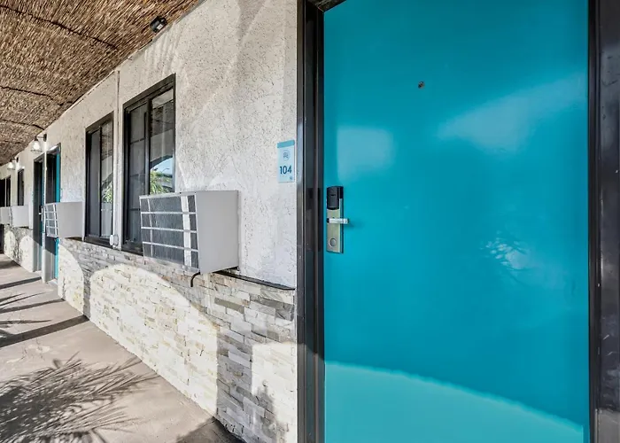 Royal Hawaiian Inn - Mid City, Los Angeles