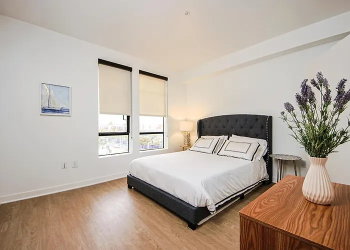 The Carlton - Modern-Lux 2 Master Suites-Secure Bldg & Parking- 5 Blks To Ocean Ave Los Angeles, United States